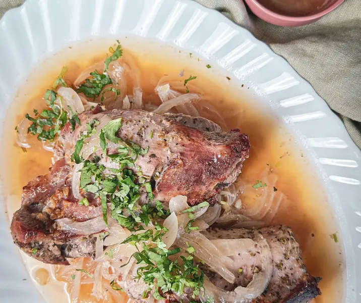 Pavo al jugo con mix de hojas verdes