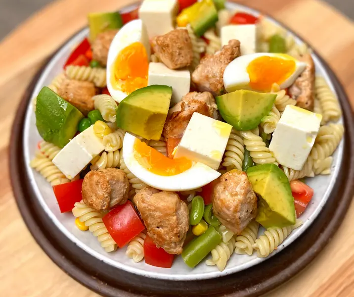 Ensalada de pasta con cubitos de pavo