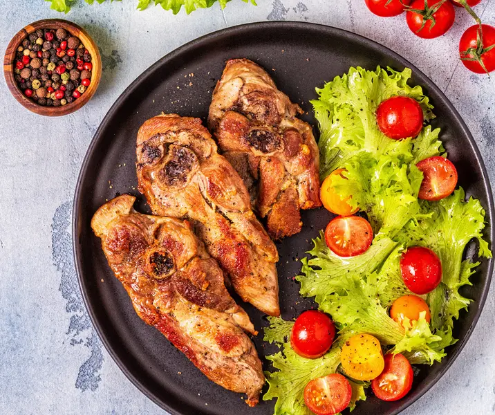 Pavo asado con ensaladas