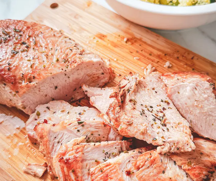 Pechuga de pavo al orégano con cuscús verde