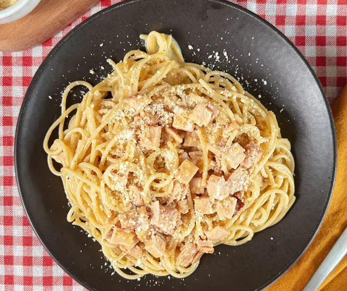 Tallarines a la carbonara con jamón de pavo ahumado