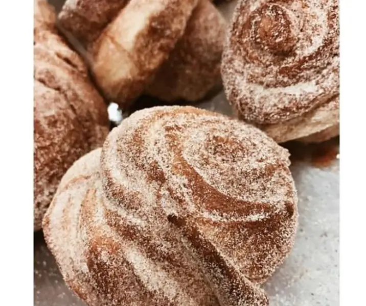Bolitas de plátano fritas con helado de chocolate