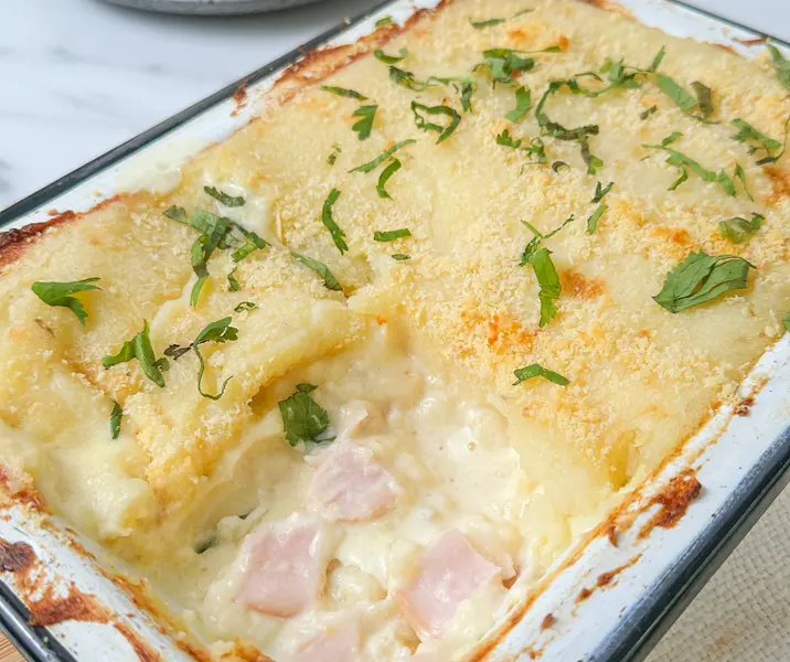 Puré de papas con jamón de pavo y queso