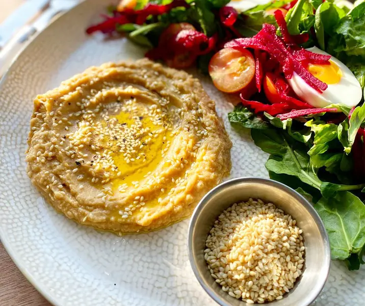 Mix de ensalada con hummus