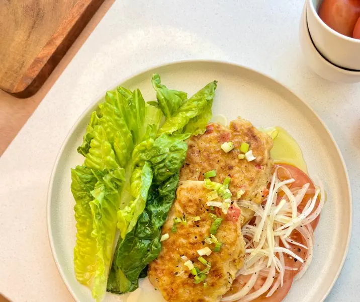 Hamburguesa de porotos con mix de ensaladas