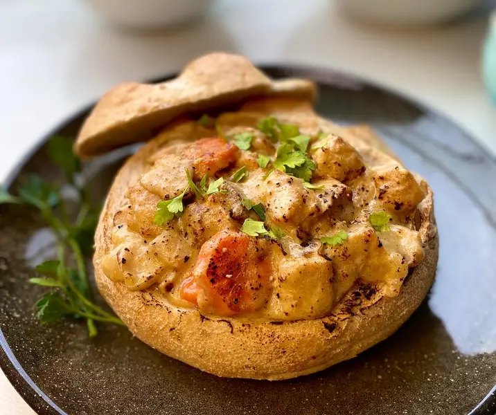 Pan relleno con estofado de pavo al champiñón y queso mantecoso
