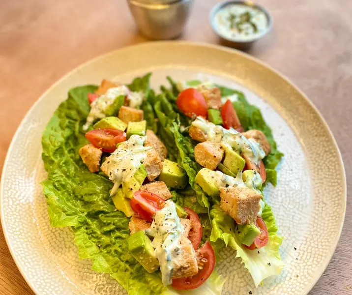 Wrap de lechuga con cubitos de pavo a la plancha, tomate, palta y salsa tzatziki