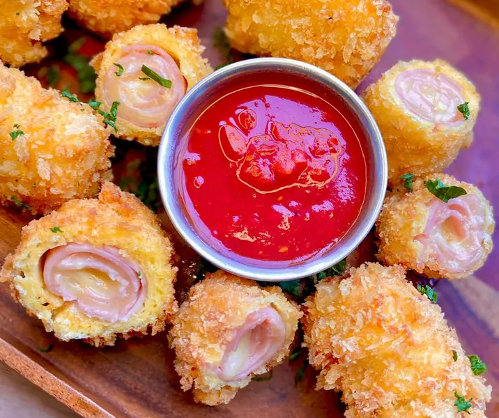 Croquetas de jamón con queso mozzarella y salsa de tomates dulce