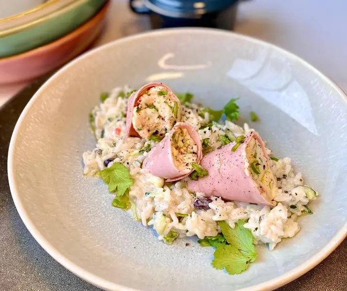 Paquetito de jamón relleno de tomate frito, queso crema y cebollín