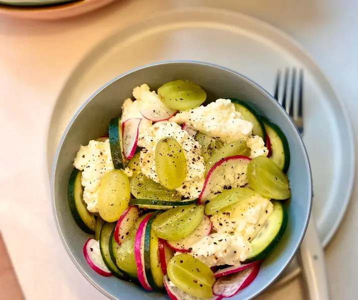 Ensaladilla de uva, rábanos, pepino y ricota aliñada