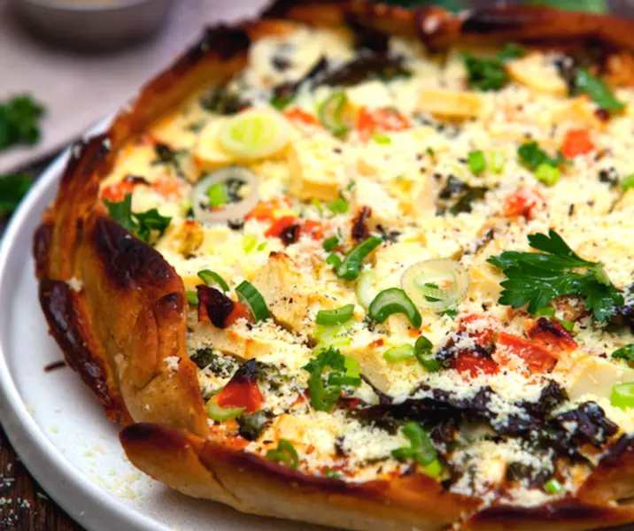 Tarta armada de palmitos con kale y tomate