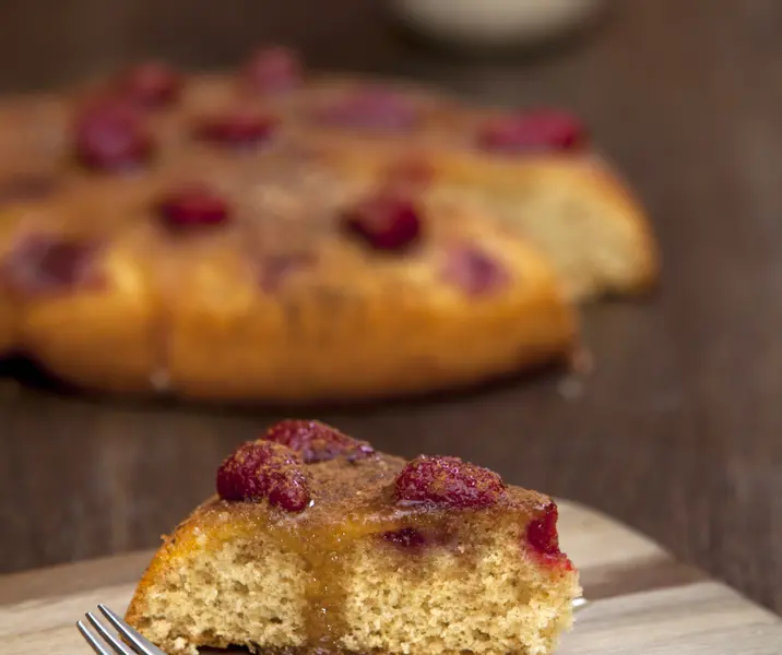 Queque húmedo de frutilla y miel