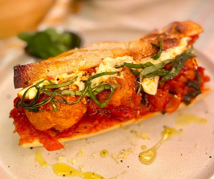 Sándwich de albóndigas de pavo y queso de cabra