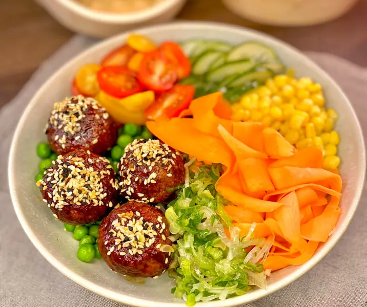 Poke bowl de albóndigas agridulces y vegetales