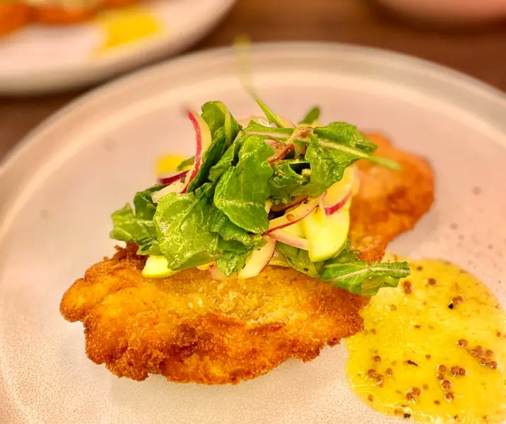 Milanesa de pavo crocante con ensalada y aliño mostaza miel