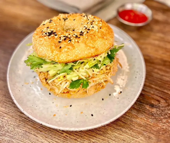 Sándwich de pavo mechado con ensalada de repollo cremoso