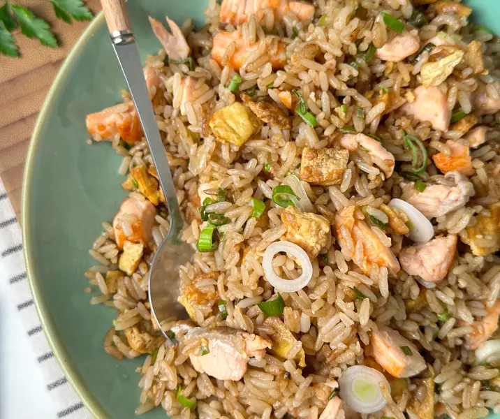 Arroz chaufán de salmón