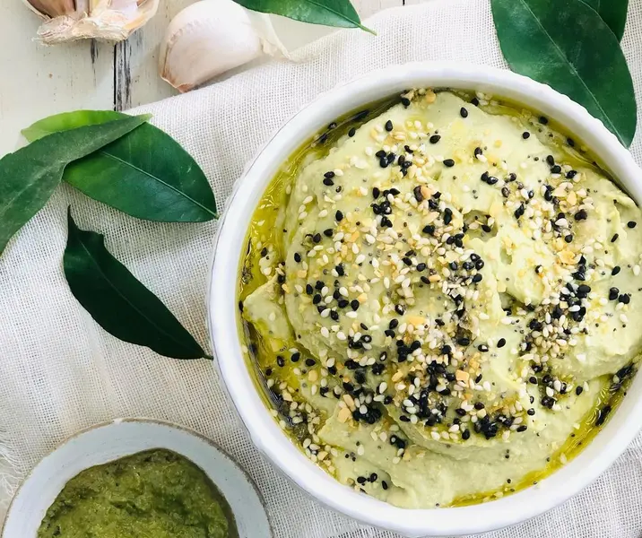 Ensalada con hummus de pesto de albahaca