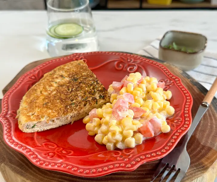 Tortilla de atún con ensalada de tomate y choclo