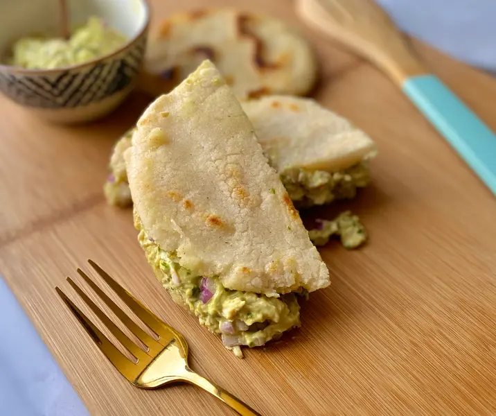 Arepas rellenas con pollo y palta