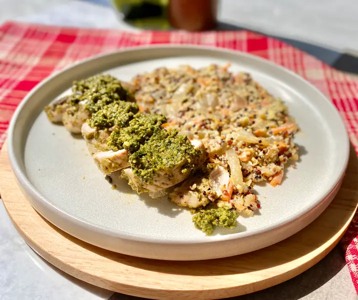 Pechuga de pavo al pesto con quínoa cremosa