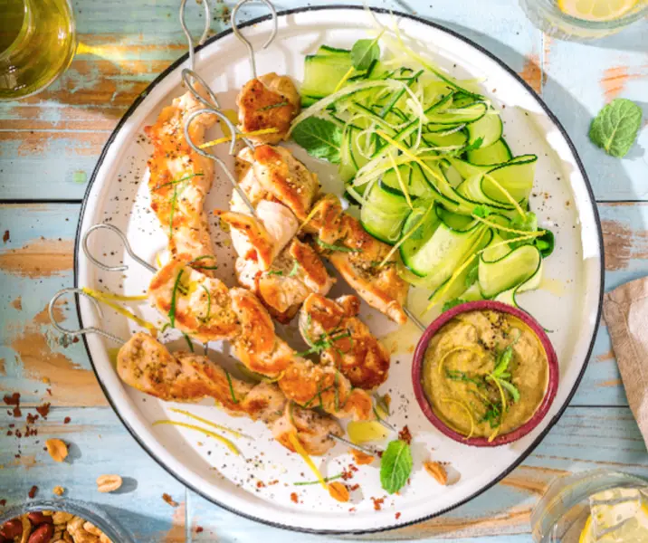 Satay de pavo con salsa de maní y menta