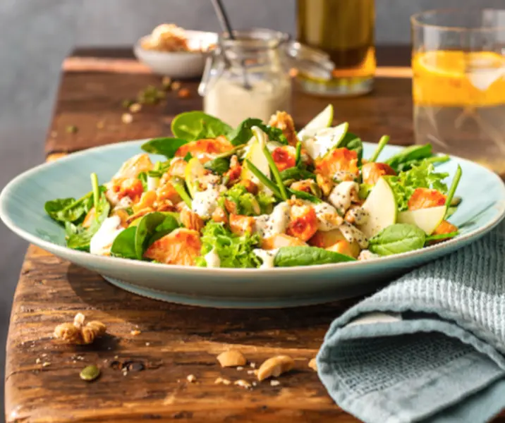 Ensalada cremosa de pavo, papas, manzana y frutos secos