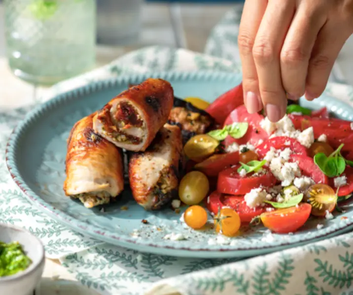 Rollo de pavo relleno con tomates deshidratados, pesto y nueces