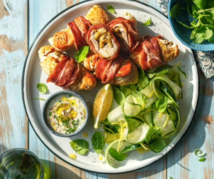 Rollitos de pavo con aceitunas envuelto en jamón serrano