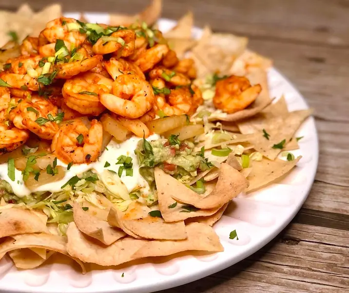Nachos con camarones al achiote