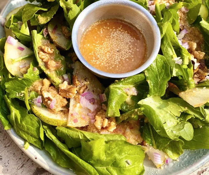 Ensalada de rúcula, pera y nueces