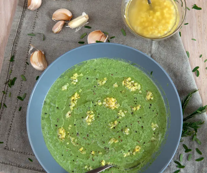 Crema de brócoli con pebre de jengibre