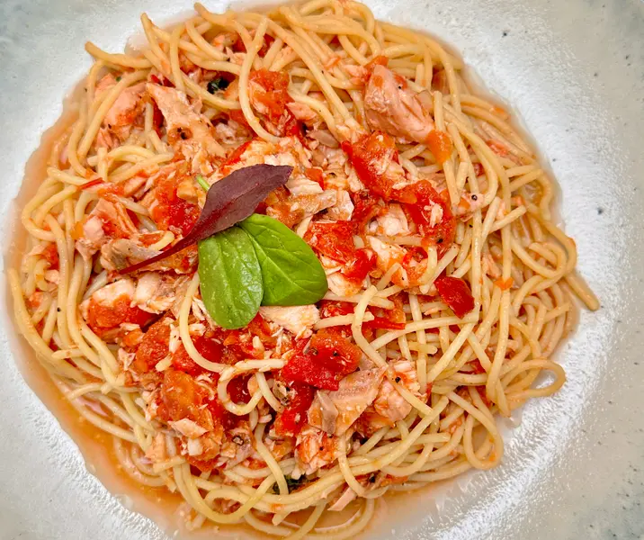 Pasta con salmón y tomate