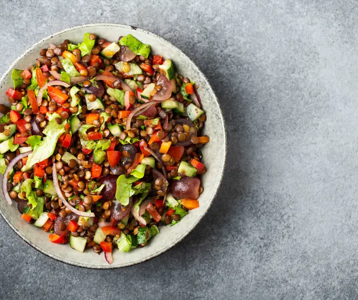 Ensalada fresca con lentejas negras