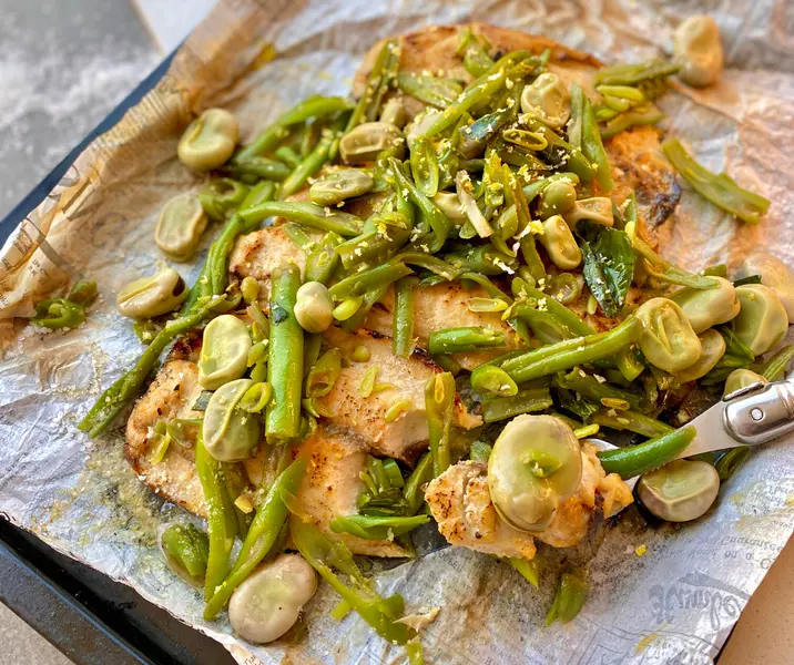 Filetes de jurel a la plancha con aliño de naranja y ensalada de habas y porotos verdes