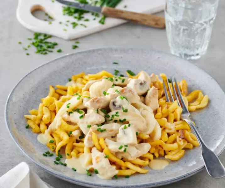 Pasta con crema de pavo y champiñones thermomix