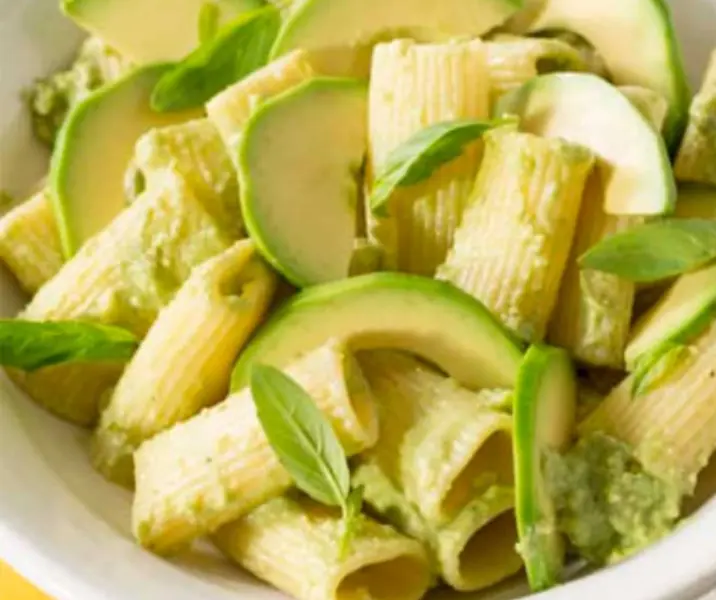 Pasta con pesto de palta y nueces thermomix
