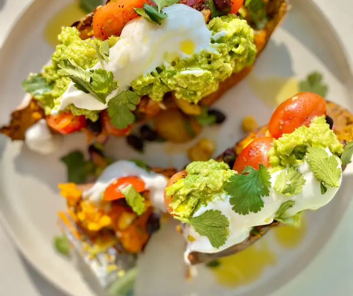Camotes rellenos con porotos negros