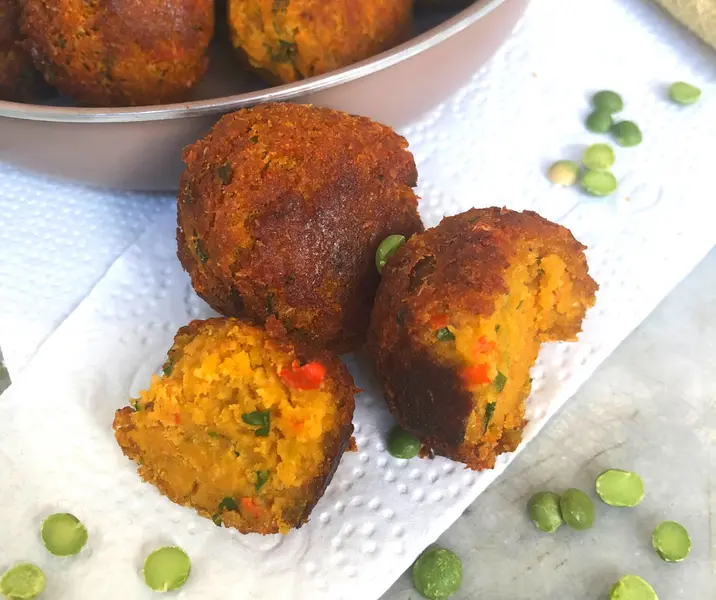 Albóndigas de arvejas con puré de papas