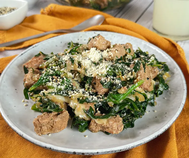 Espinacas salteadas con pavo y sésamo