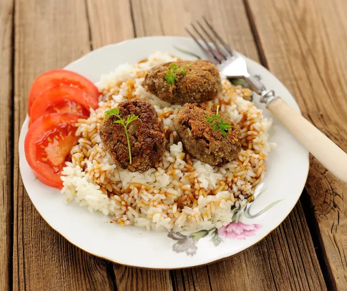 Hamburguesas de lentejas negras con arroz