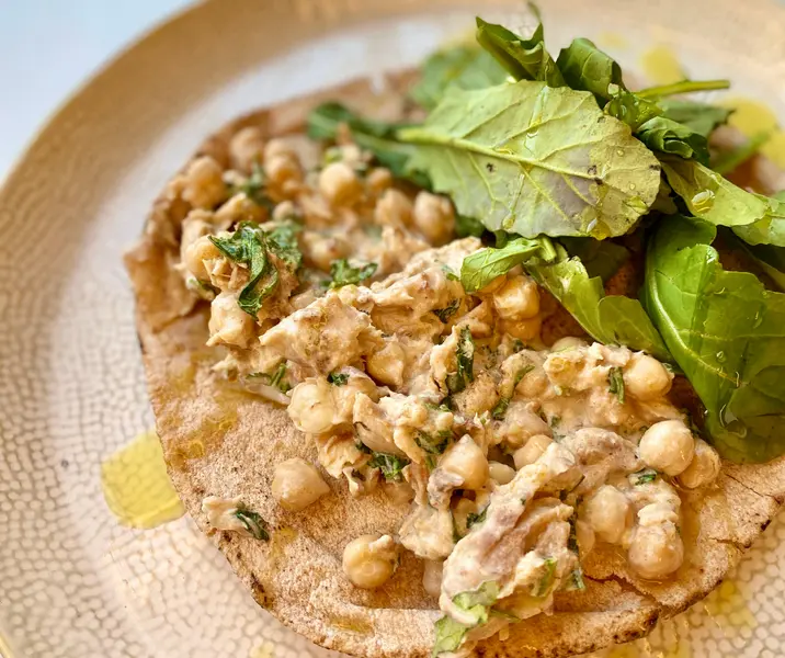 Snack de pita, jurel en conserva, garbanzos y mayo aquafaba