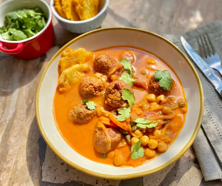 Mondongo de pavo con plátano frito