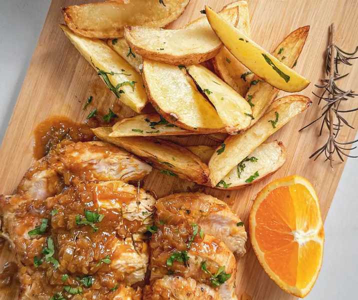 Pavo a la naranja con ensalada de papas rusticas fritas