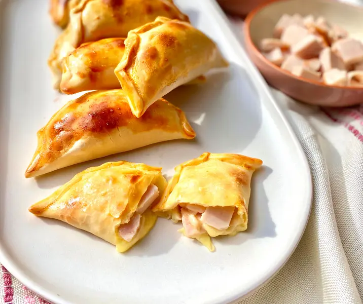 Empanada de jamón de pavo con queso