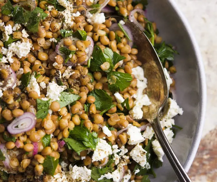 Lentejas a las finas hierbas con queso azul fácil