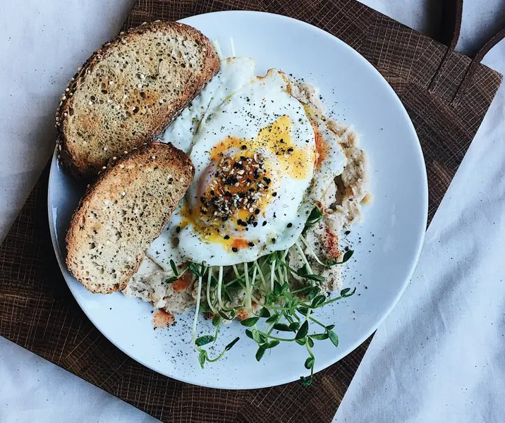 Puré de porotos con huevo frito fácil