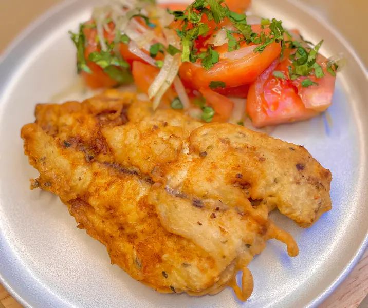 Ensalada a la chilena con jurel frito