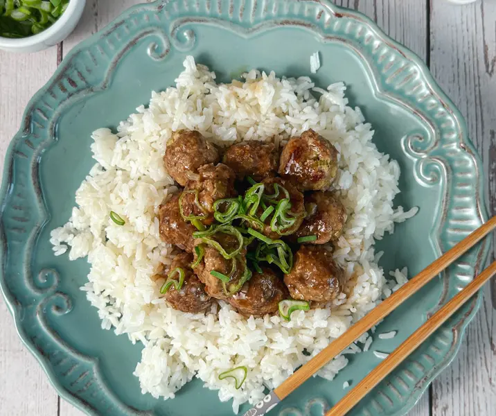 Albóndigas con salsa teriyaki casera con arroz