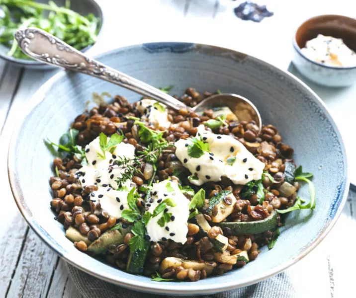 Ensalada de zapallo italiano, rúcula, huevo duro, jamón y lentejas